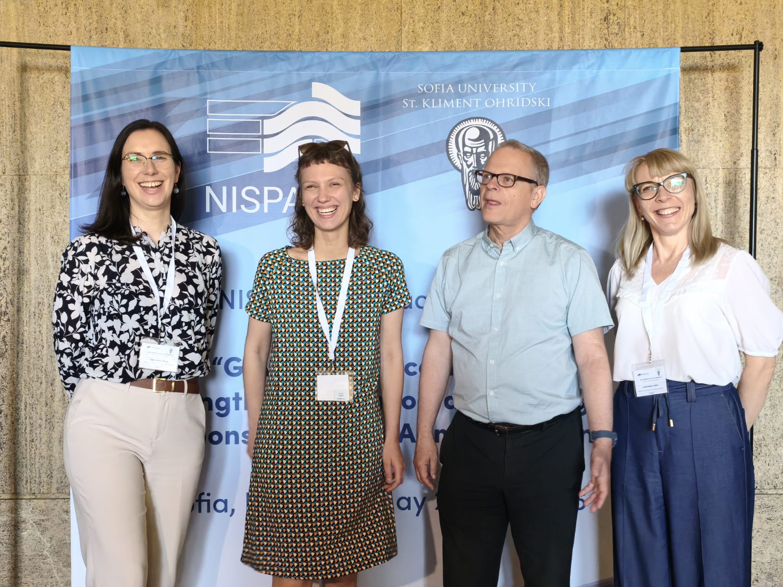 Zdjęcie z konferencji NISPAcee w Sofii. Od lewej dr Anna Dąbrowska - kierowniczka zespołu Badań i Analiz Samorządowych, Patrycja Hryciuk-Ziółkowska - ekspertka w zespole Badań i Analiz Samorządowych, prof. Paweł Swianiewicz - Dyrektor Narodowego Instytutu Samorządu Terytorialnego, dr Julita Łukomska - zastępczyni dyrektora Narodowego Instytutu Samorządu Terytorialnego
