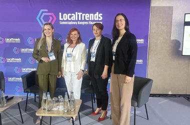 Na zdjęciu widoczne są: Marta Majewska, Burmistrz Miasta Hrubiesz&oacute;w, Ewelina Ostajewska-Szwankowska, Skarbnik Miasta Konina, dr Paulina Nowicka-Karpińska, Pełnomocnik Prezydenta ds. strategii rozwoju miasta w Urzędzie m.st. Warszawy oraz dr Anna Dąbrowska, kierowniczka zespołu ds. badań i analiz samorządowych - kliknięcie spowoduje wyświetlenie powiększonego zdjęcia