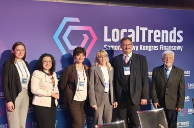 Wsp&oacute;lne zdjęcie dr Julity Łukomskiej, zastępczyni dyrektora NIST wraz z uczestnikami panelu na Local Trends. W panelu uczestniczyli: dr hab. Monika Banaszewska &ndash; profesor uczelni w Katedrze Finans&oacute;w Publicznych Uniwersytetu Ekonomicznego w Poznaniu, dr Jan Maciej Czajkowski &ndash; ekspert ds. finans&oacute;w samorządowych w Związku Miast Polskich, Anna Grygierek &ndash; Wiceprzewodnicząca Zarządu Związek Gmin Wiejskich Rzeczypospolitej Polskiej, Burmistrz Strumienia, Regina Kachniarz &ndash; Skarbniczka w Kamiennej G&oacute;rze, dr Grzegorz Kubalski &ndash; Zastępca Dyrektora Biura Związku Powiat&oacute;w Polskich - kliknięcie spowoduje wyświetlenie powiększonego zdjęcia