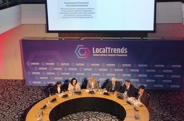 Zdjęcie z g&oacute;ry podczas panelu: &bdquo;Okrągły st&oacute;ł na temat finansowania zadań JST&rdquo; na Local Trends - kliknięcie spowoduje wyświetlenie powiększonego zdjęcia