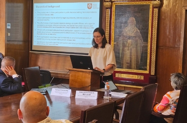 Na zdjęciu widoczna dr Anna Dąbrowska - kierowniczka zespołu Badań i Analiz Samorządowych - kliknięcie spowoduje wyświetlenie powiększonego zdjęcia